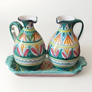 Vintage włoskie naczynia artystyczne Ravello Majolika na oliwę i ocet z talerzem pod spodem
