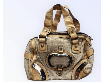 Bolso de mano Guess Monogram Canvas color camel con ribete de cocodrilo y herrajes plateados, estilo años 2000.