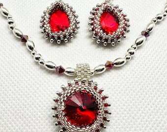 Conjunto de collar y pendientes de cristal rojo rubí: joyería de cuentas de plata