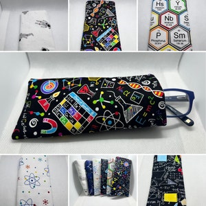 Puede incluir: Un conjunto de cinco estuches para gafas coloridos con patrones de temática científica. Los patrones incluyen átomos, fórmulas químicas y elementos de la tabla periódica. Los estuches están hechos de tela y tienen un fondo negro.