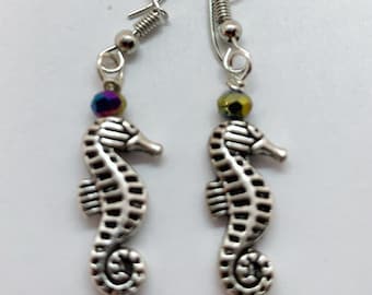 Verzilverde zeepaardjesoorbellen, iriserende kraal, nautische sieraden