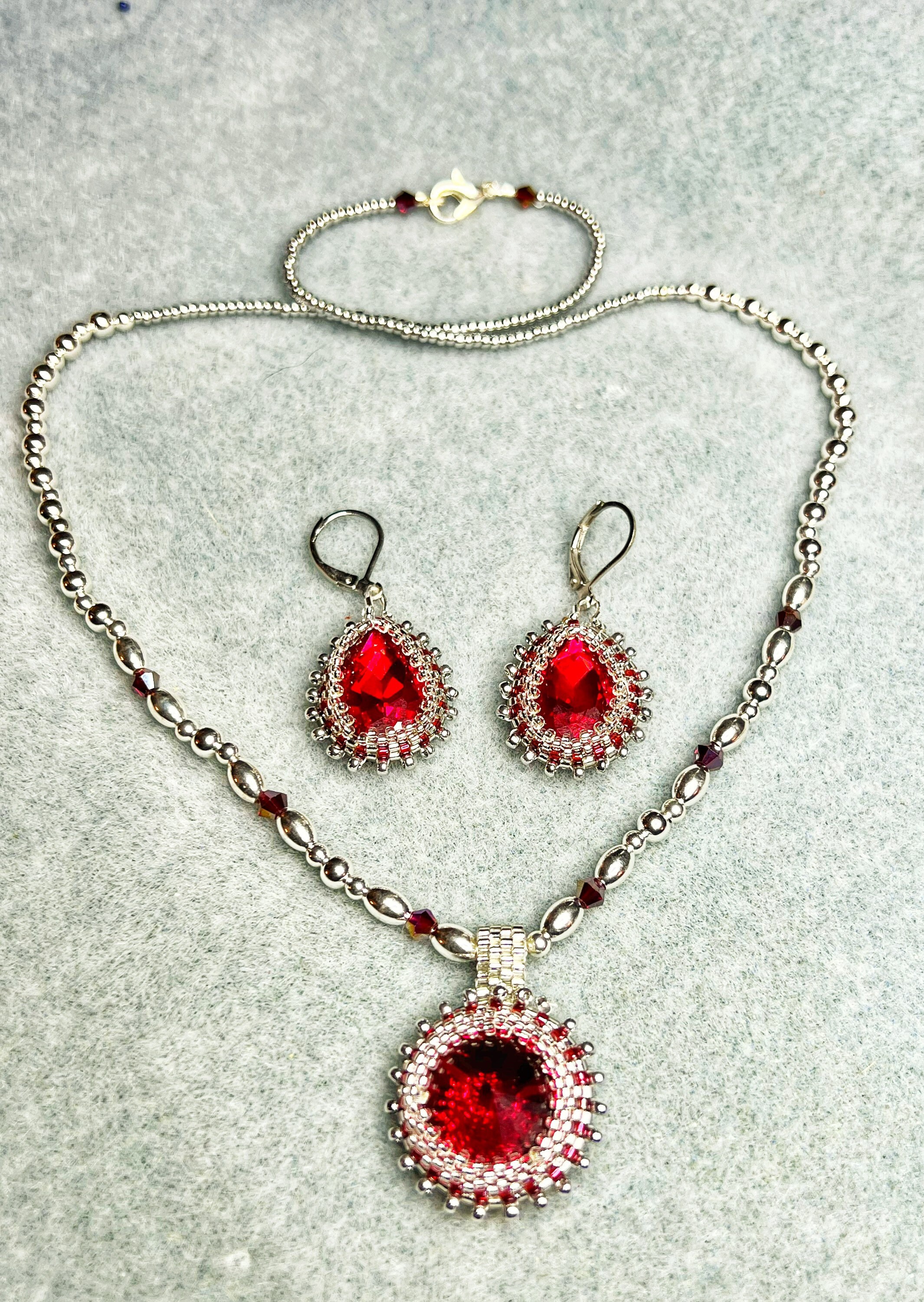 Ensemble Bijoux Rouge (collier Ras Du Cou + Boucles D'oreilles) à Cristaux - NEUF Avec étiquettes