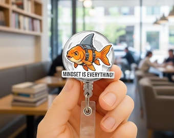 Portatarjetas retráctil con diseño de pez dorado y tiburón.