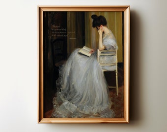 Könnte beinhalten: Ein gerahmtes Gemälde einer Frau in einem fließenden weißen Kleid, die auf einem Stuhl sitzt und ein Buch liest. Das Zitat "Die Frau, die Selbstvertrauen hat, ist eine gute Seele mit einem von Natur aus sonnigen Geist." ist in der linken unteren Ecke des Gemäldes gedruckt.