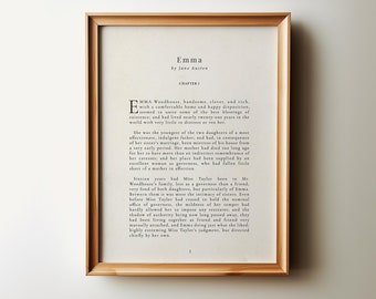 Puede incluir: Una impresión enmarcada de la primera página de la novela "Emma" de Jane Austen. El texto está en blanco y negro y el marco es de madera clara.