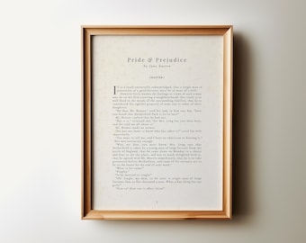 Könnte beinhalten: Ein gerahmter Druck der ersten Seite von Stolz und Vorurteil von Jane Austen. Der Text beginnt mit "Es ist eine allgemein anerkannte Wahrheit..." und setzt sich mit dem ersten Kapitel des Romans fort.