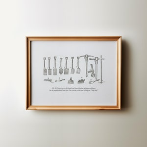 K&ouml;nnte beinhalten: Ein gerahmter Schwarzwei&szlig;druck einer Vintage-Illustration verschiedener Gartenwerkzeuge. Der Druck enth&auml;lt eine Bildunterschrift mit dem Text: "Mr. Addlepate war auf seinen H&auml;nden und Knien und pflanzte junge Kohlk&ouml;pfe ein, aber er sprang auf und rannte davon, nachdem er geniest und gerufen hatte: "H&ouml;r auf damit!"