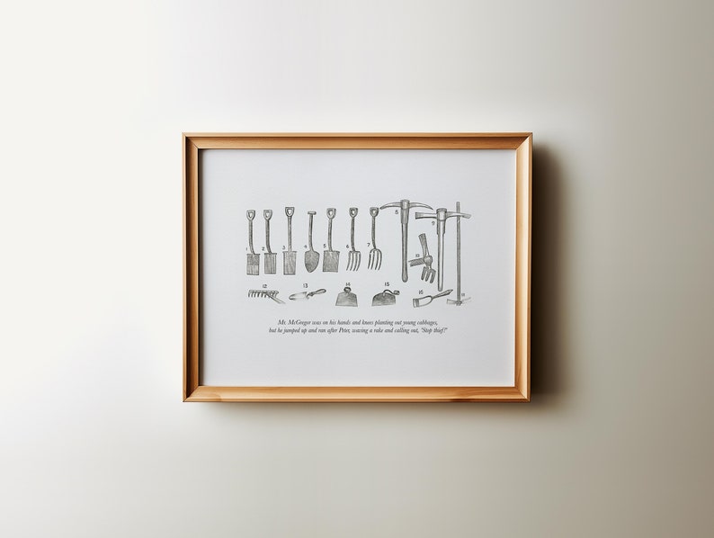K&ouml;nnte beinhalten: Ein gerahmter Schwarzwei&szlig;druck einer Vintage-Illustration verschiedener Gartenwerkzeuge. Der Druck enth&auml;lt eine Bildunterschrift mit dem Text: "Mr. Addlepate war auf seinen H&auml;nden und Knien und pflanzte junge Kohlk&ouml;pfe ein, aber er sprang auf und rannte davon, nachdem er geniest und gerufen hatte: "H&ouml;r auf damit!"