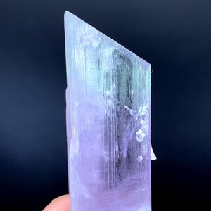 Natuurlijk tweekleurig kunzietkristal, ruw kunzite, kunzitespecimen, kunzietkristal uit Nuristan, Afghanistan - 47 gram