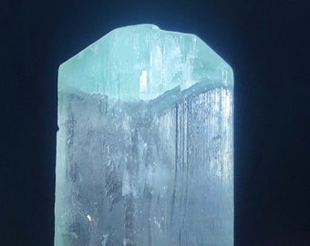 原石バイカラークンツァイト結晶、両端が尖った鉱物標本