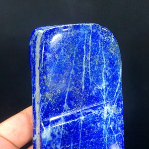 Lapislazzuli blu levigato: pietra curativa a forma libera (480 grammi)