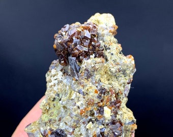 パキスタン産のマトリックスアンドラダイトガーネット結晶、13.9グラム