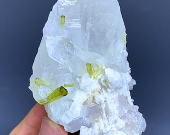 パキスタン産のマトリックスクォーツにグリーントルマリンの宝石結晶