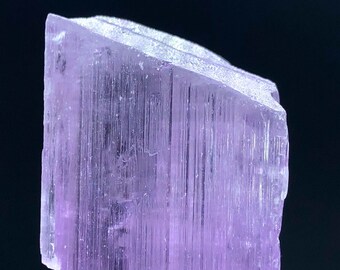 ピンククンツァイトクリスタル – 複雑な形状の宝石、445カラット