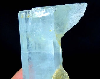 美しいブルーカラーのアクアマリンクリスタル、ショール、マイカ