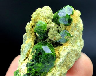 パキスタン・スカルドゥ産天然アンドラダイトガーネット結晶クラスター