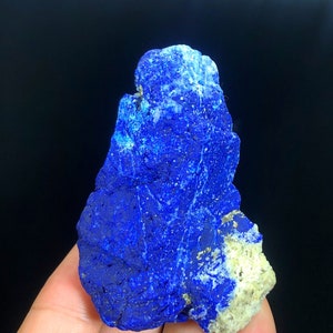 金色の黄鉄鉱を含むインクブルーのラピスラズリ標本、アフガニスタン産