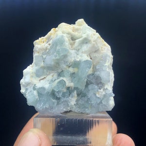 Blå turmalinkristallkluster med albit och lepidolit, mineralprov från Afghanistan
