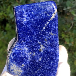 Lapislazzuli blu: cristallo lucido a forma libera (288 grammi)