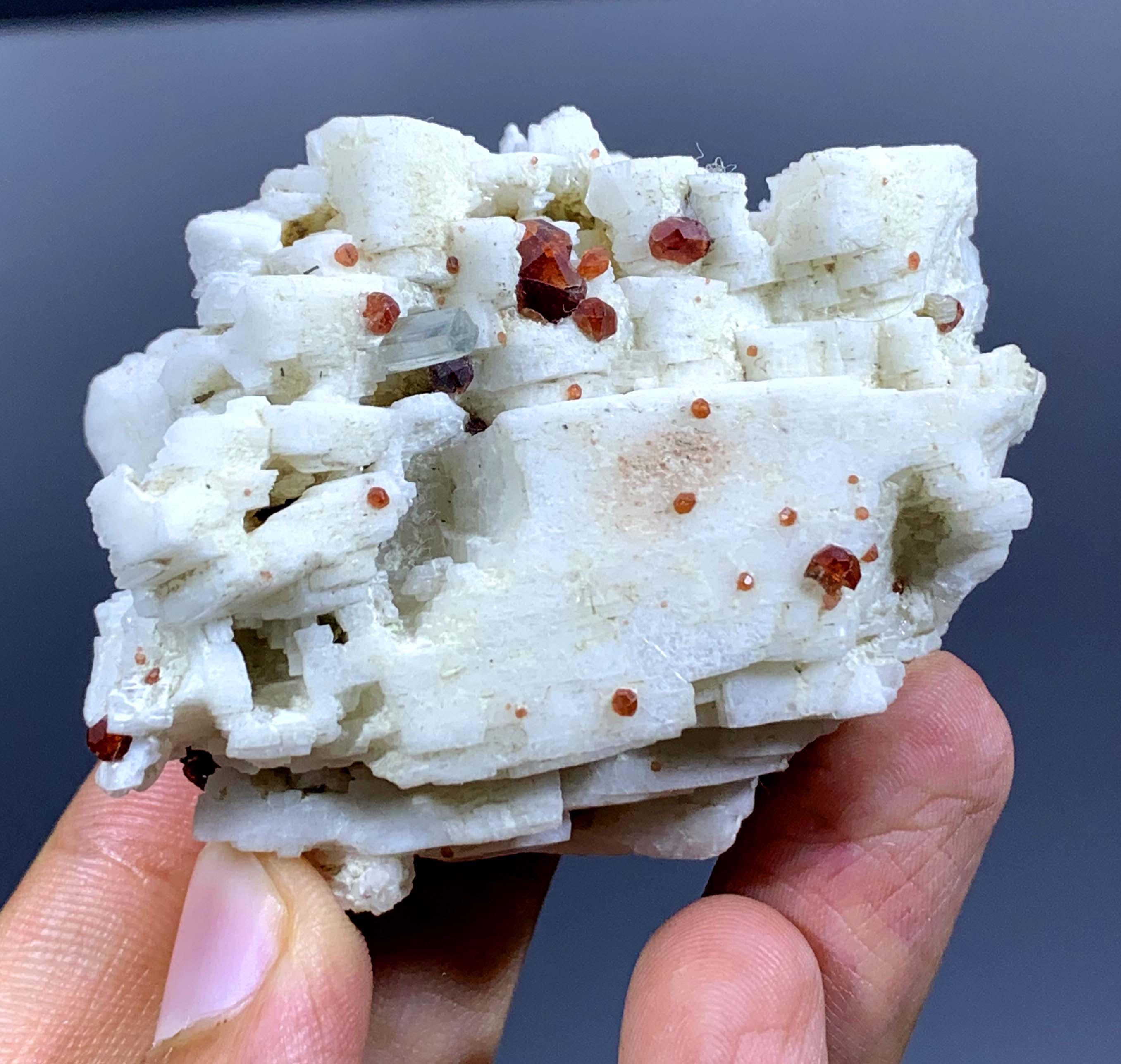 長石上のレッドスペサルティンガーネットクラスター – 99g 天然水晶