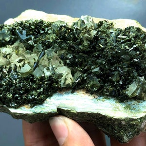 natural quartz with epidote mineral specimen from skardu pakistan 263 gram  107*66*25mm