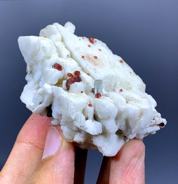 長石上のレッドスペサルティンガーネットクラスター – 99g 天然水晶