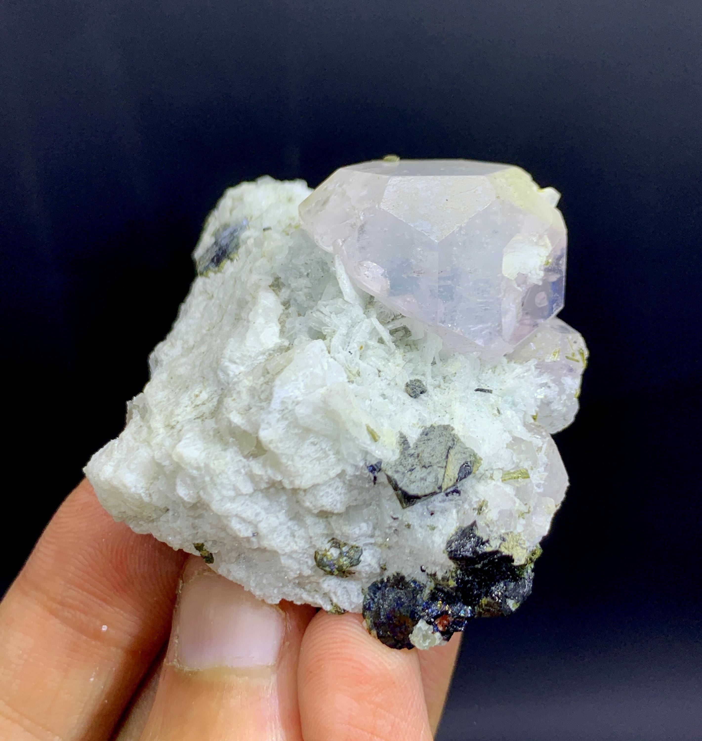 レインボーアクアモルガナイト標本（グリーントルマリン入り