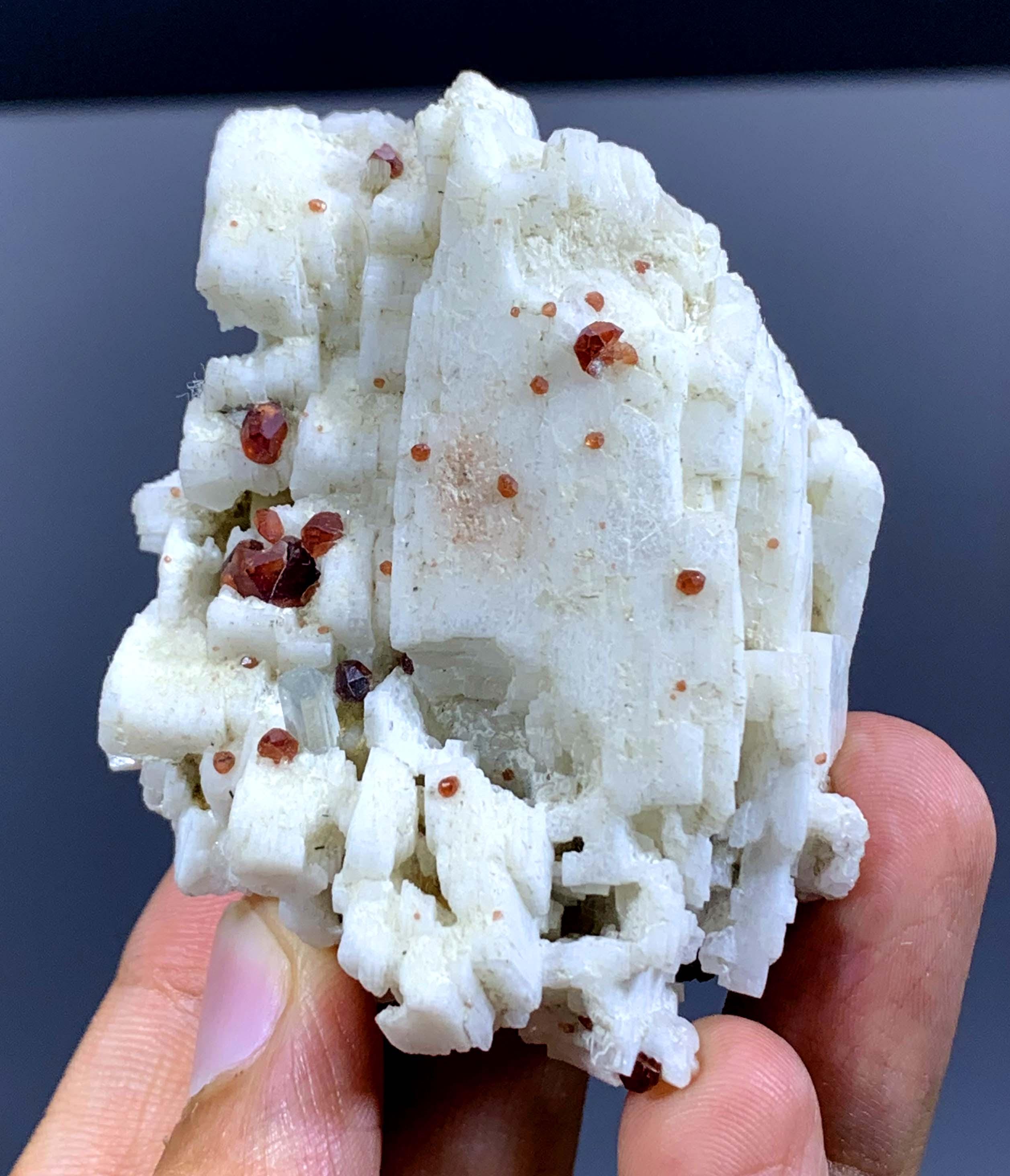 長石上のレッドスペサルティンガーネットクラスター – 99g 天然水晶