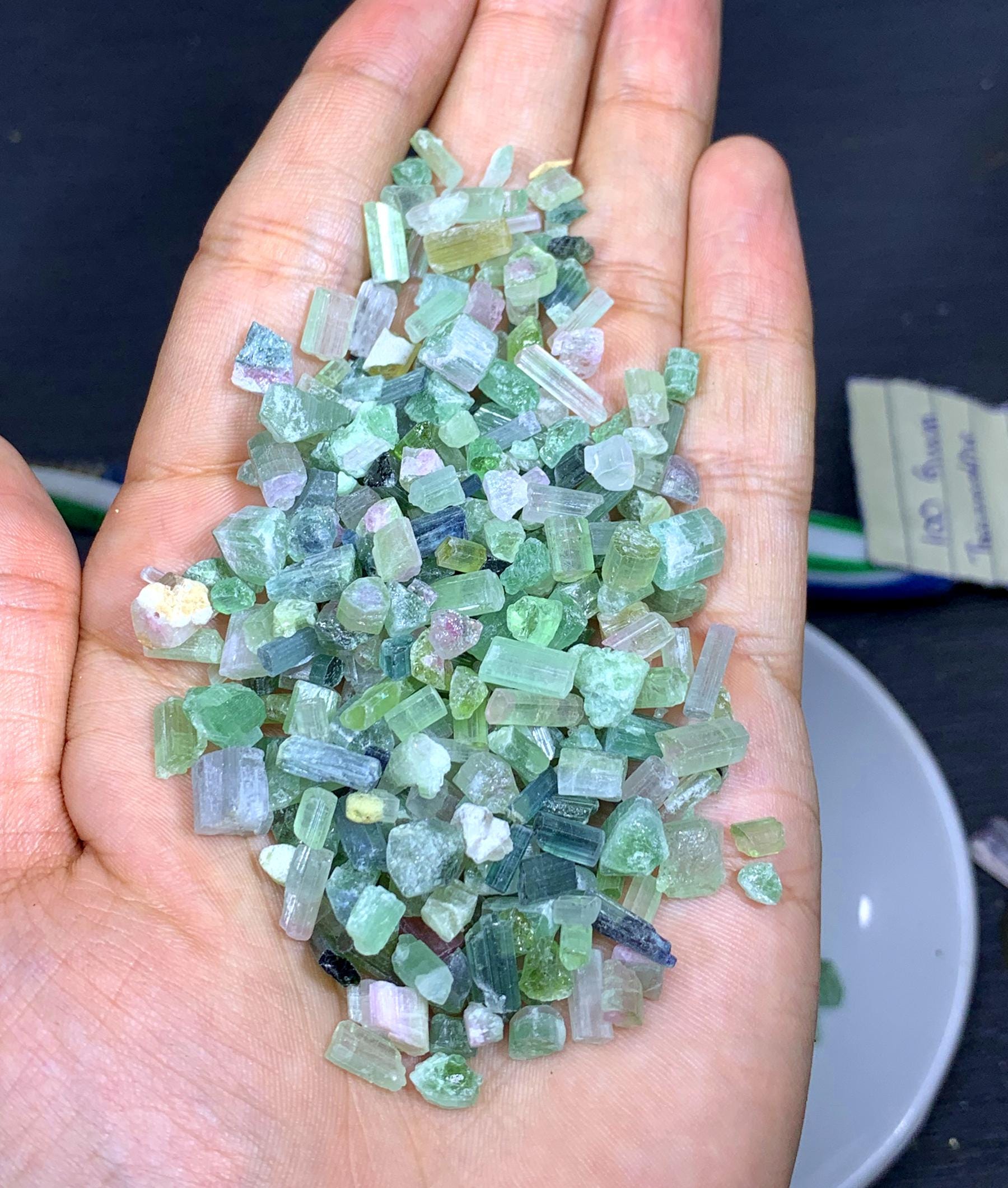 アフガニスタン産天然のマルチカラートルマリン原石 - 98 グラム