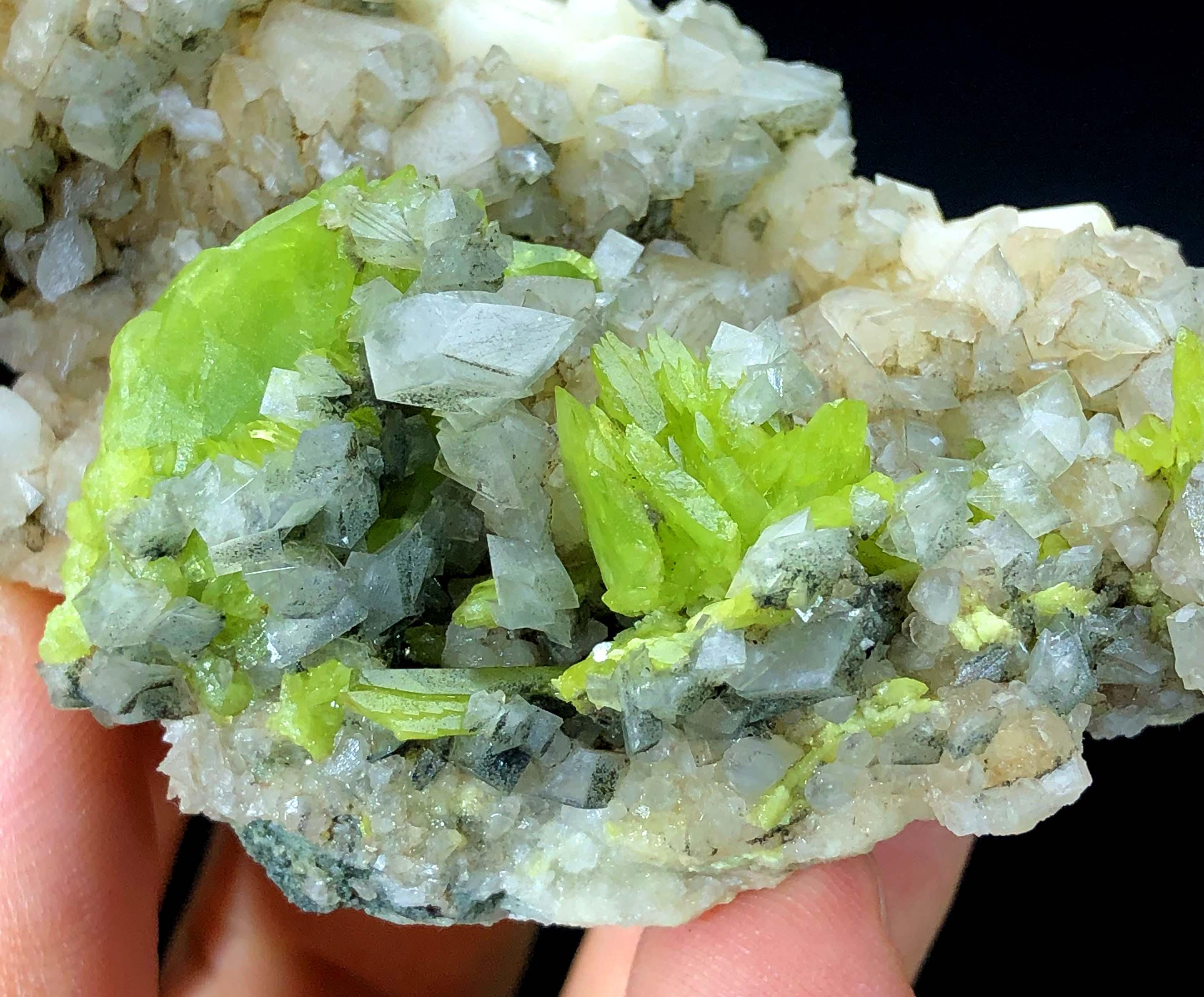 方解石を基質に含んだ緑豊かなスフェーン結晶、スフェーン標本