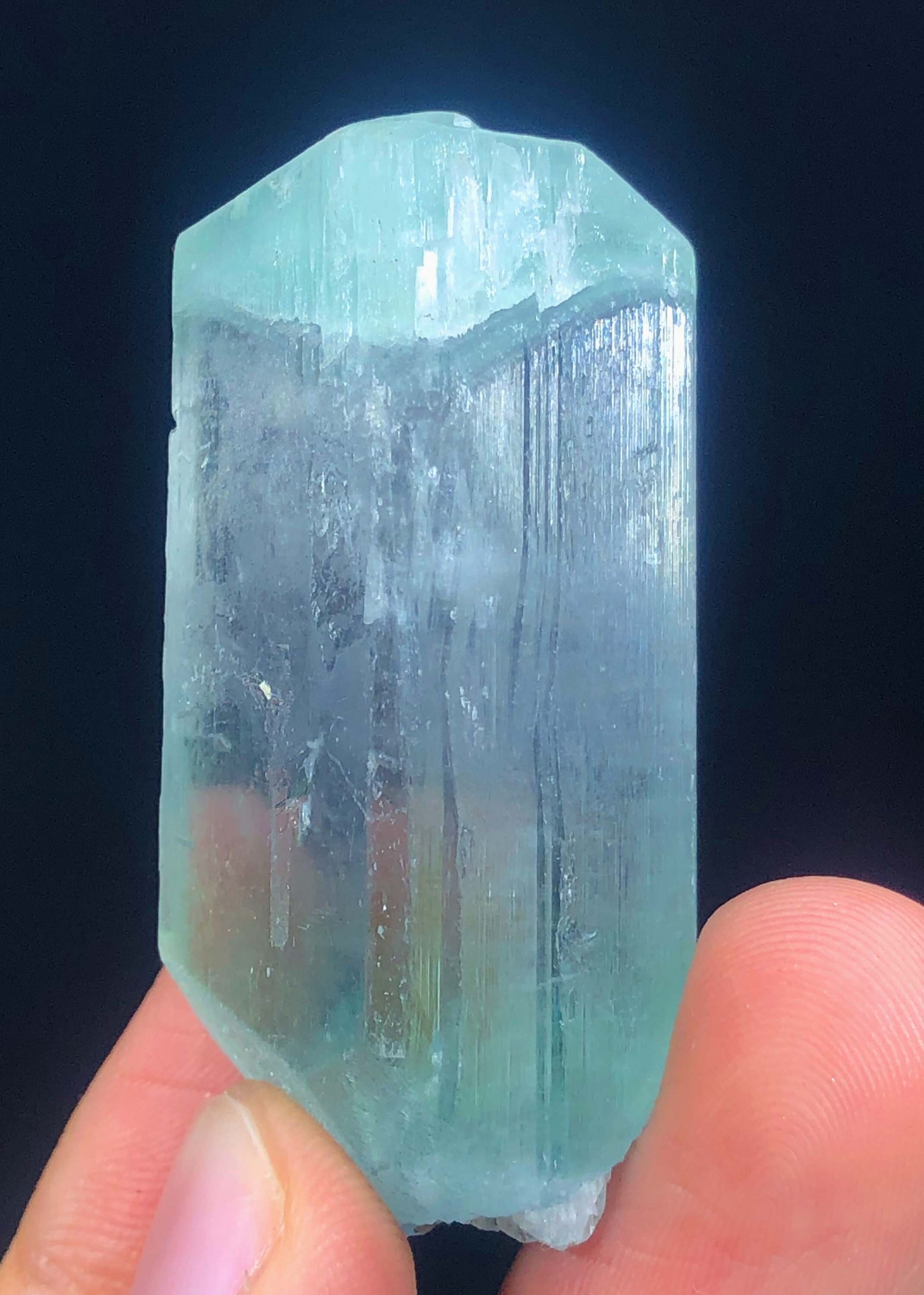 原石バイカラークンツァイト結晶、両端が尖った鉱物標本