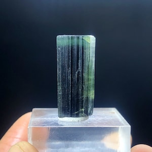 Turmalina com tampa verde natural, cristal de turmalina, turmalina terminada, turmalina crua, turmalina áspera, 31,45 cartas