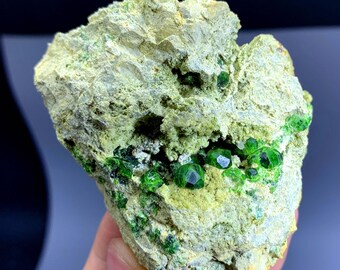 グリーンガーネット（デマントイド？）の母岩付き原石（パキスタン産） グリーンデマントイドガーネット結晶（母岩付き） - 124グラム