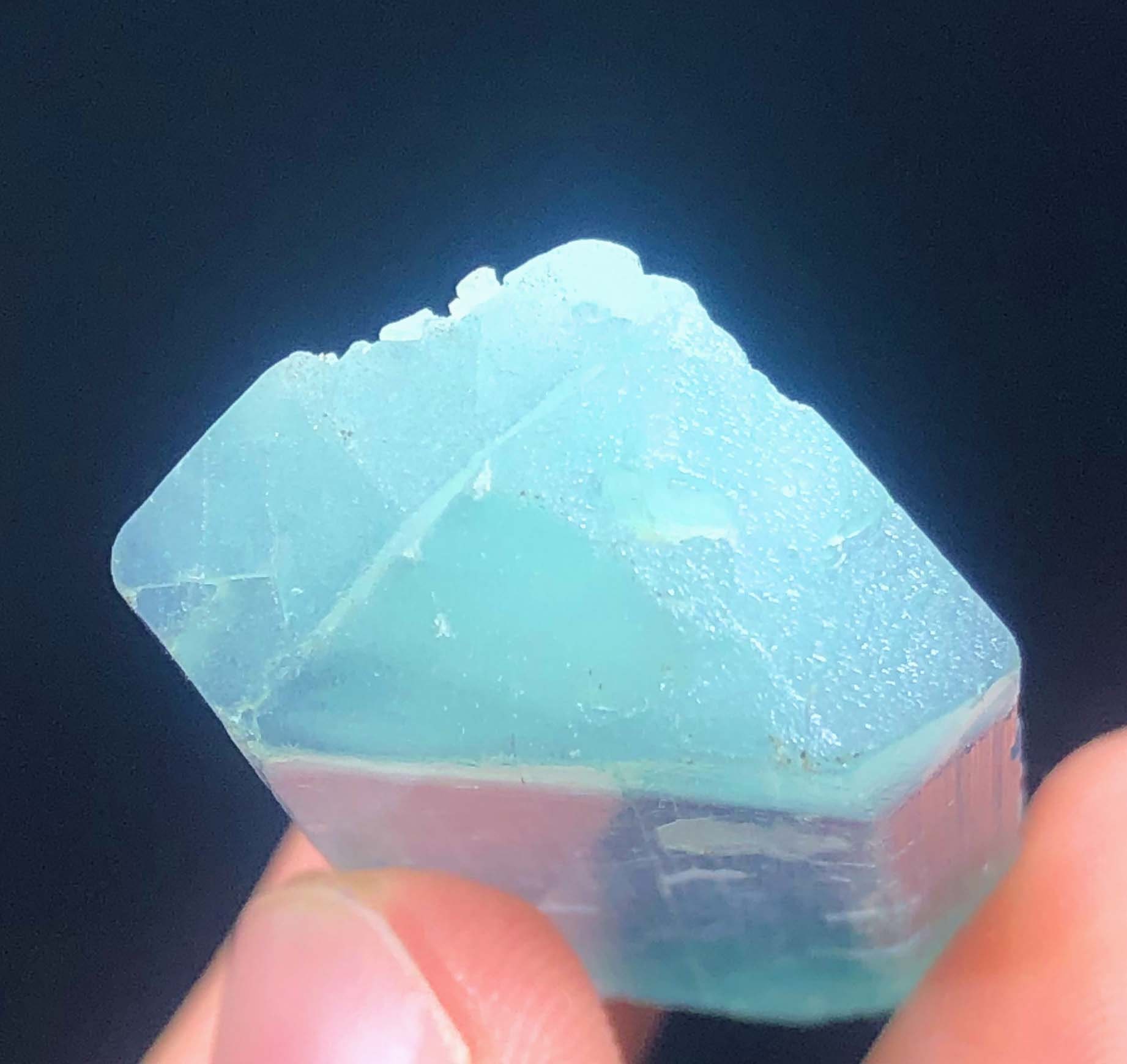 原石バイカラークンツァイト結晶、両端が尖った鉱物標本