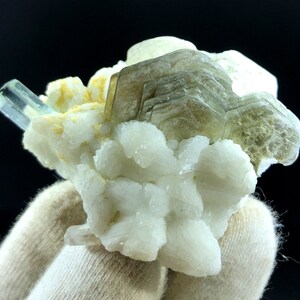 Natural Aquamarine specimen from skardu pakistan.  52 GRAM.     61*46*32mm