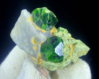 パキスタン・スカルドゥ産天然アンドラダイトガーネット結晶クラスター