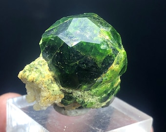 パキスタン・スカルドゥ産天然アンドラダイトガーネット結晶クラスター