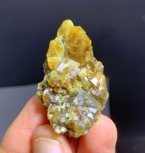 パキスタン・スカルドゥ産天然アンドラダイトガーネット結晶クラスター