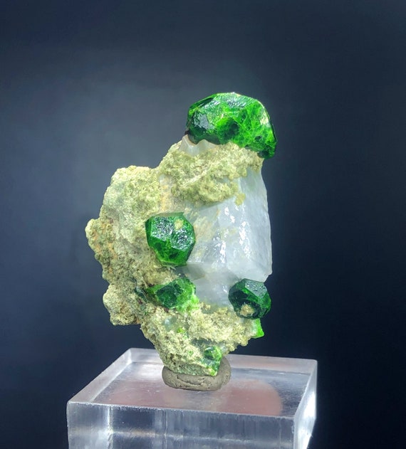 デマントイドガーネット原石：グリーンガーネット結晶、76.20カラット