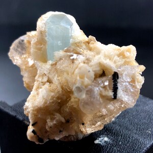 Natural Aquamarine with topaz mineral, specimen from skardu pakistan. 35 gram - 45*38*31mm