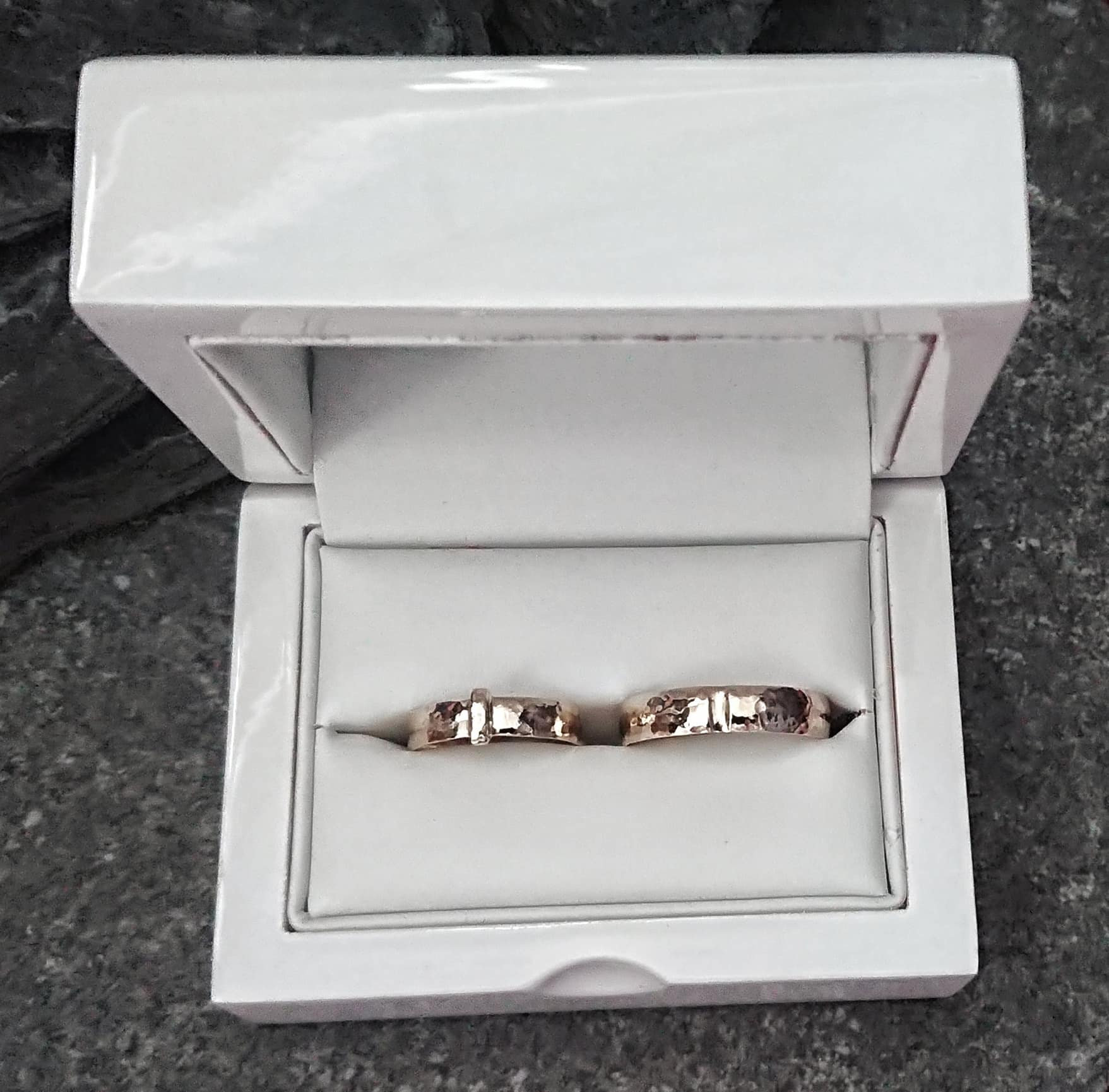 aanval tafereel Zeemeeuw Made in Scotland by hand - 9ct Gold Wedding ring - Celtic Outlander 'Lallybroch' inspired - As worn by Claire Fraser in hit TV Series aanval tafereel Zeemeeuw Made in Scotland by hand - 9ct Gold Wedding ring - Celtic Outlander 'Lallybroch' inspired - As worn by Claire Fraser in hit TV Series