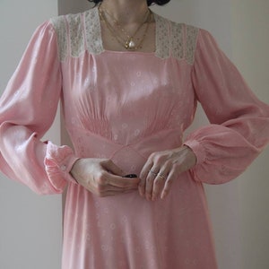 Vintage anni &#39;40 rosa margherite in raso liquido abito da notte