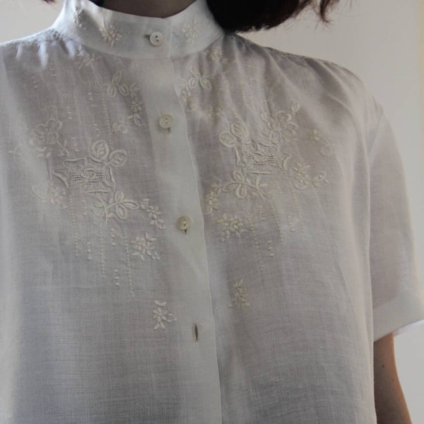 Vintage 60s hand embroidered linen blouse with mother of pearl buttons