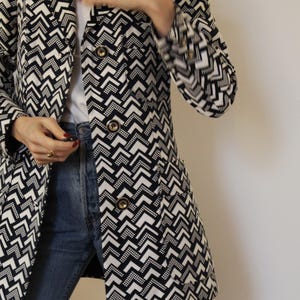 Vintage donkerblauwe/crèmekleurige blazer met optische print begin jaren 70