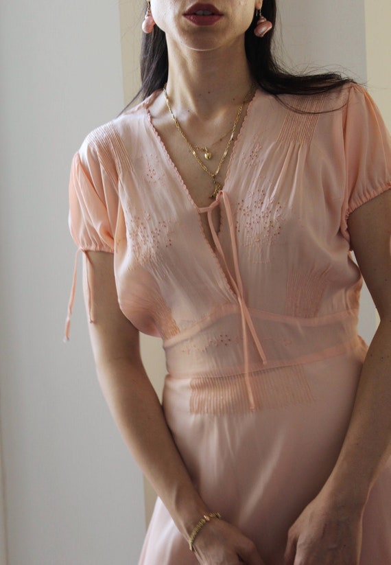 Vintage 40s hand ambroidered nightgown puff sleev