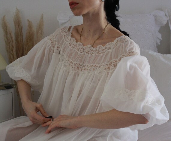 Vintage 50s dreamy puff sleeves nightgown