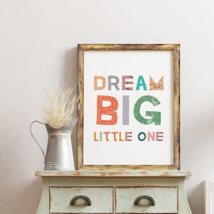 Sueña en grande, pequeño/a. Lámina decorativa para pared, láminas imprimibles para guardería, decoración de pared, arte para habitaciones infantiles, arte para guarderías, arte para aulas.
