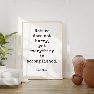 Cita de Lao Tzu: «La naturaleza no se apresura, sin embargo, todo se logra». Lámina de arte tipográfico.