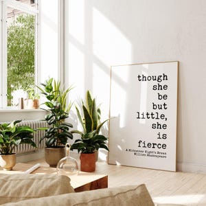 Aunque sea pequeña, es feroz. Lámina en blanco y negro con citas de Shakespeare para decoración de pared del hogar - Sueño de una noche de verano - Minimalista