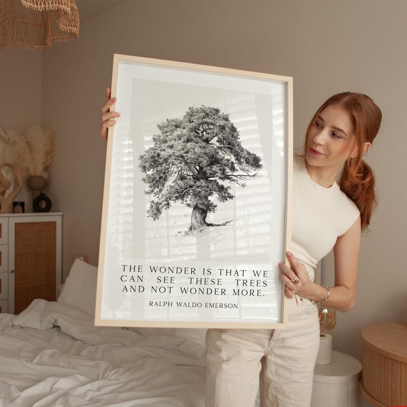Może przedstawiać: Oprawiony czarno-biały wydruk z szczeg&oacute;łową ilustracją drzewa. Wydruk zawiera cytat "THE WONDER IS THAT WE CAN SEE THESE TREES AND NOT WONDER MORE." Ralpha Waldo Emersona. Rama jest jasna.